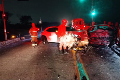 Batida frontal entre dois carros deixa quatro feridos no Recreio