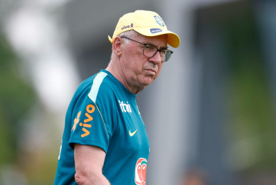Ancelotti faz testes, mas volta a sinalizar dupla do Flamengo como titular em treino