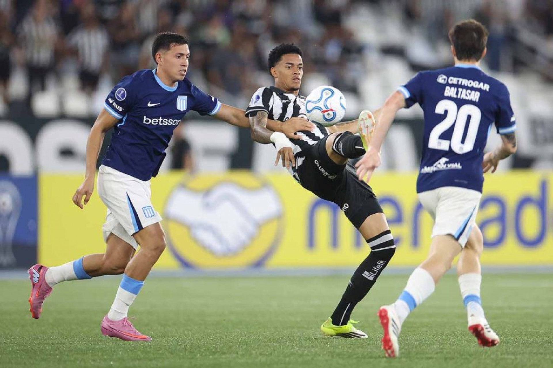 Botafogo e S&atilde;o Paulo divergem sobre troca entre Ferraresi e Newton