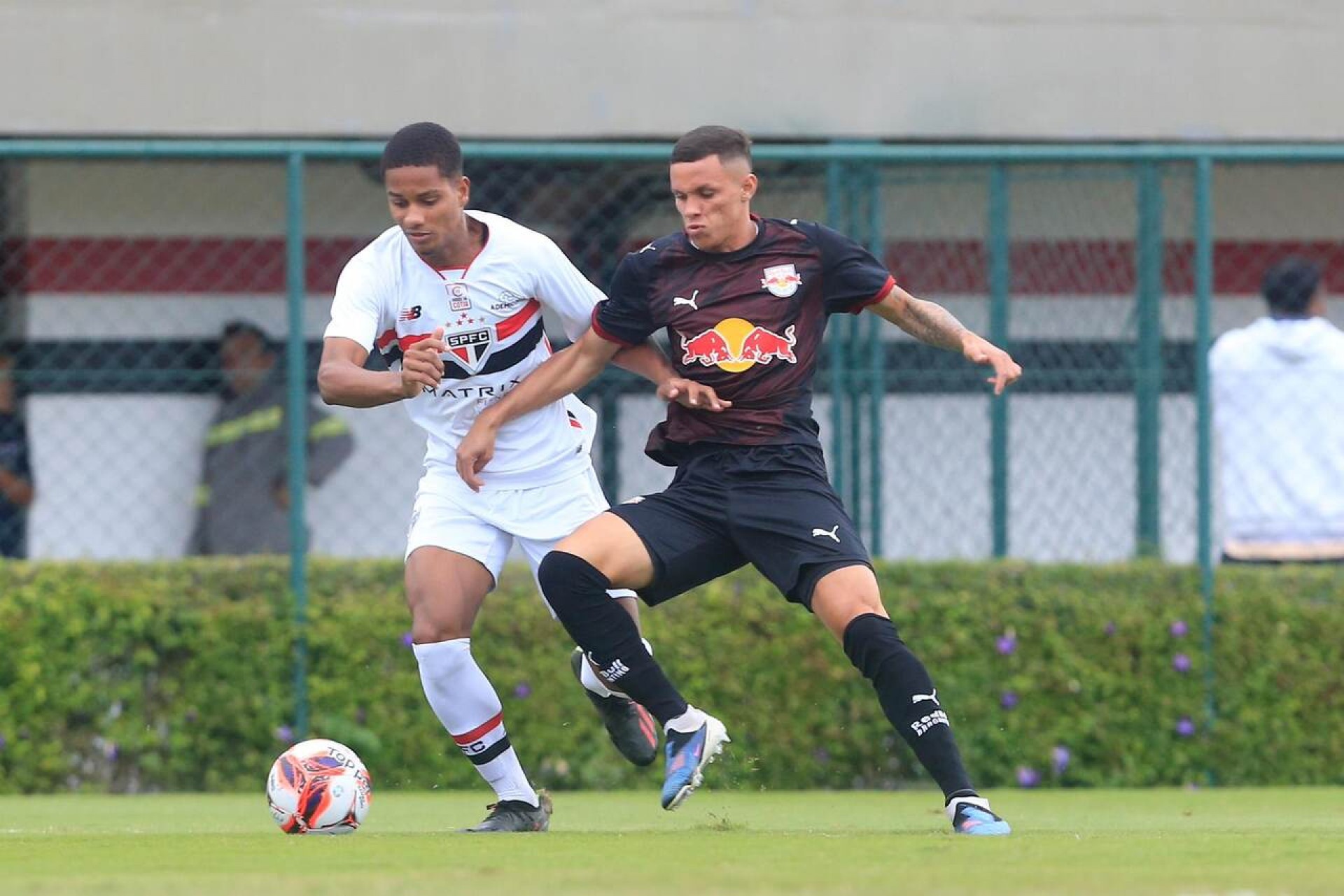 Bragantino vence o S&atilde;o Paulo e segue no G8 do Brasileiro Sub-20
