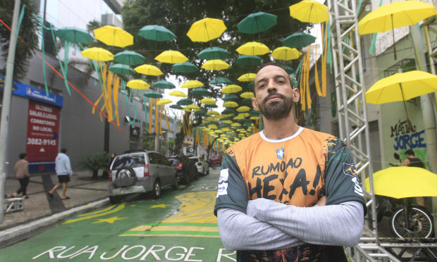 Rua em Vila Isabel ganha 'céu' de guarda-chuvas e entra na briga da mais bonita da Copa
