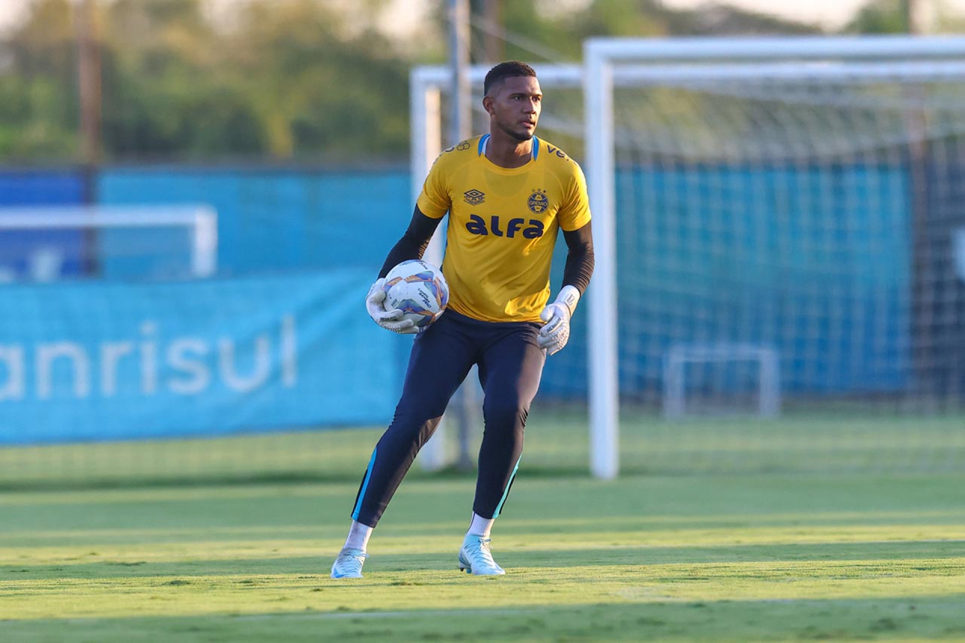 Adriel retorna ao Gr&ecirc;mio e deve ser negociado novamente