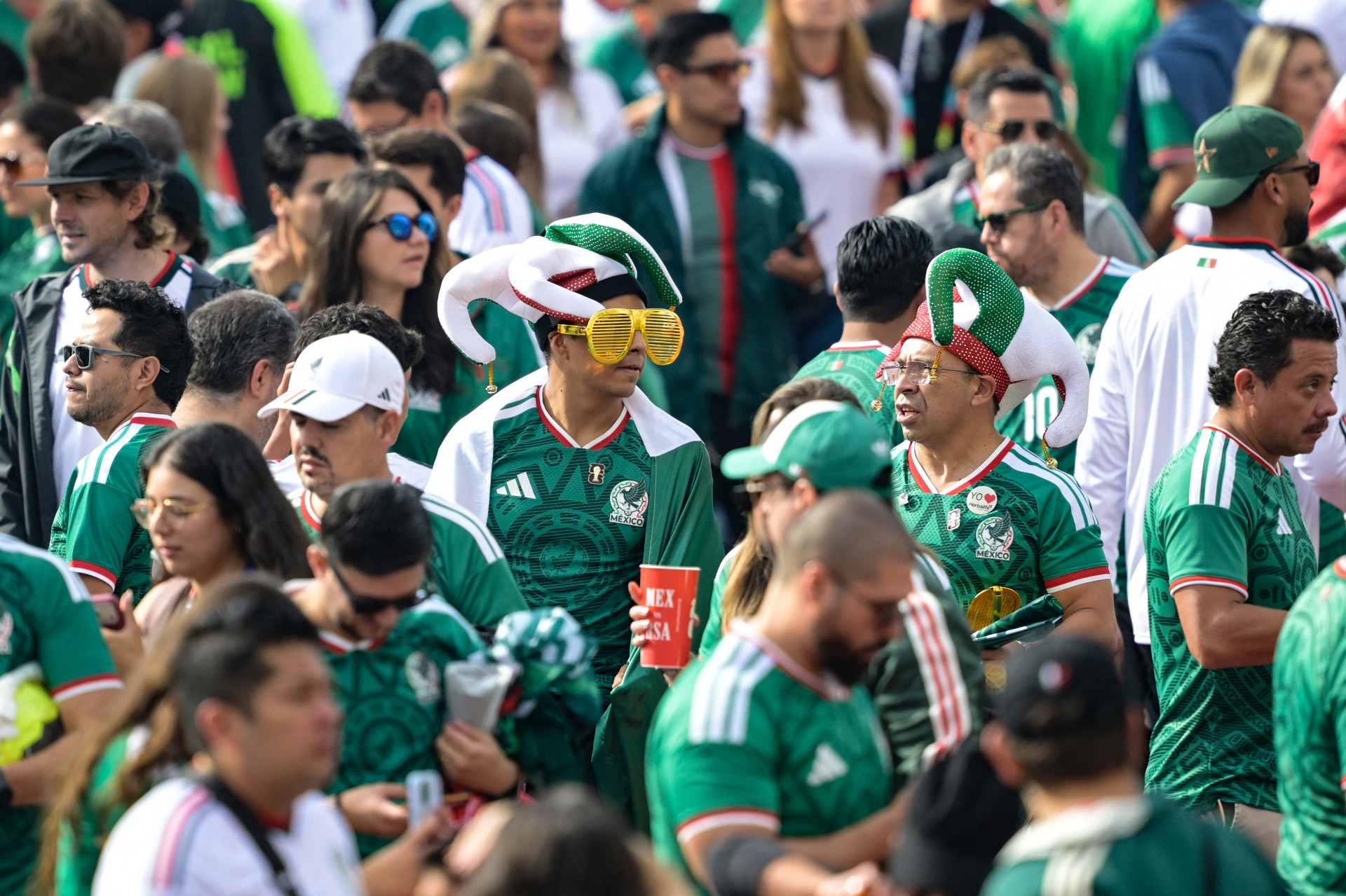 Torcida do México dá show de carisma no primeiro jogo da Cop