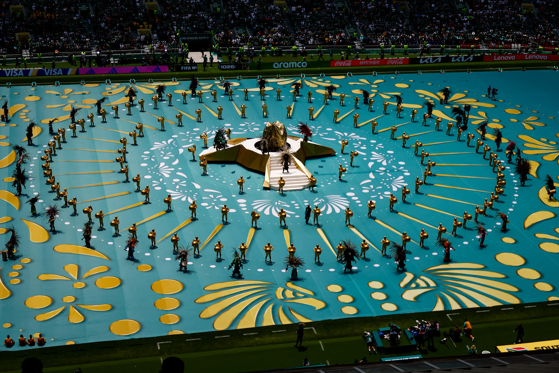 Abertura da Copa no México reúne música e referências à cult