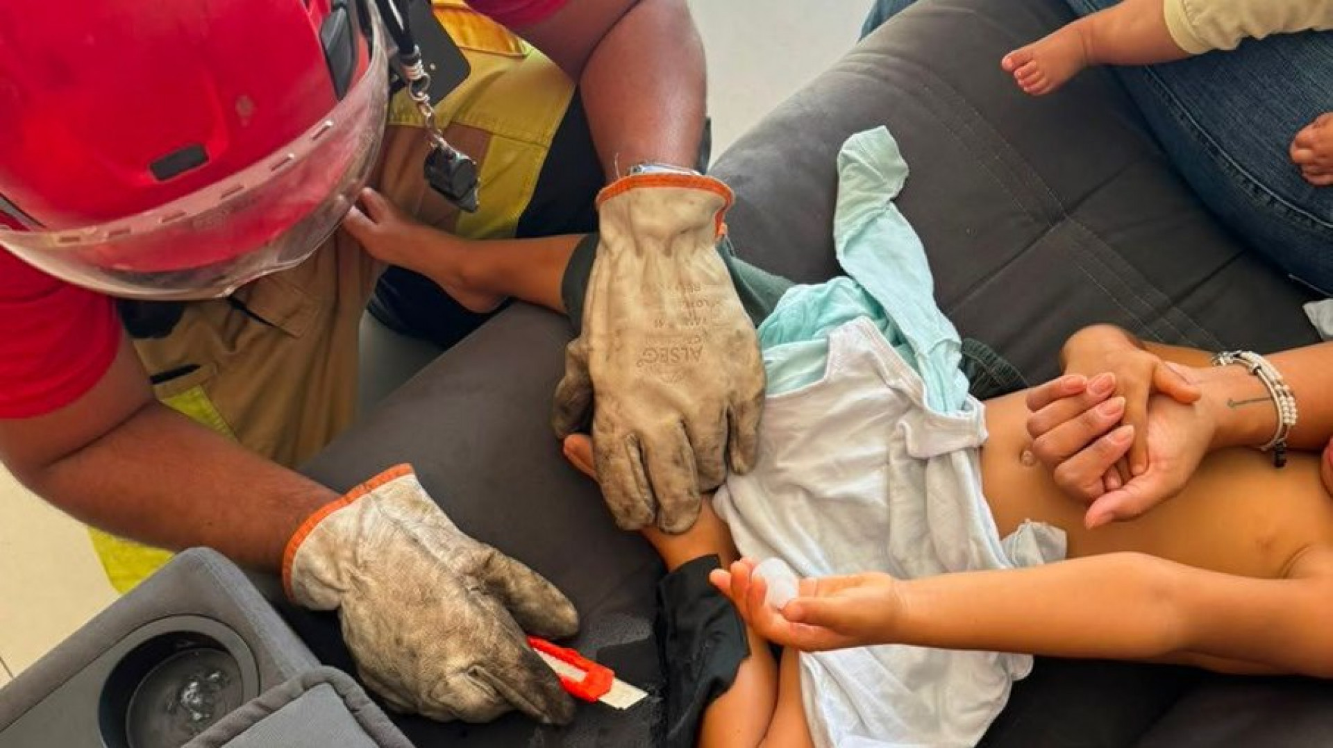 Menino de 3 anos fica preso ao sofá após usar supercola e mo