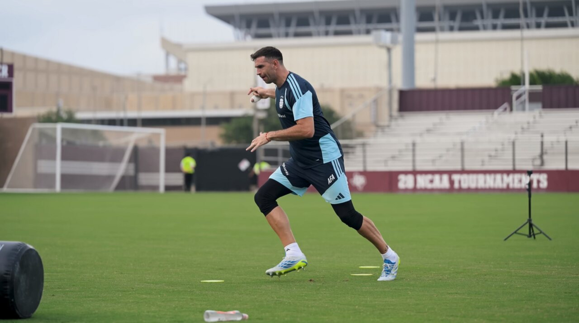 Imprensa argentina crava Dibu Mart&iacute;nez como titular na estreia na Copa