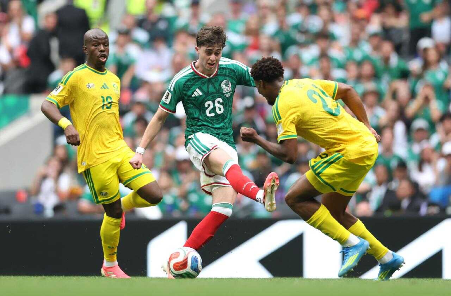 T&eacute;cnico do M&eacute;xico coloca os p&eacute;s no ch&atilde;o ap&oacute;s vit&oacute;ria na estreia da Copa: “N&atilde;o jogamos bem”