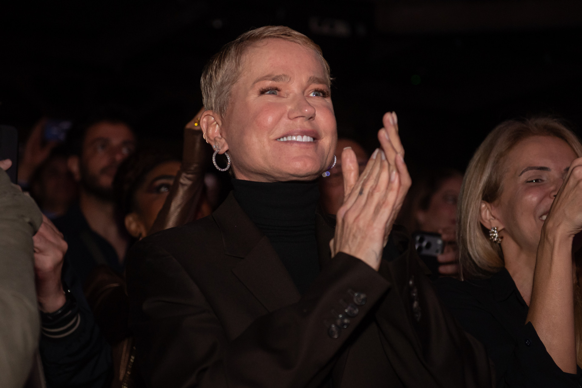 Xuxa confere musical estrelado por Junno Andrade no Rio