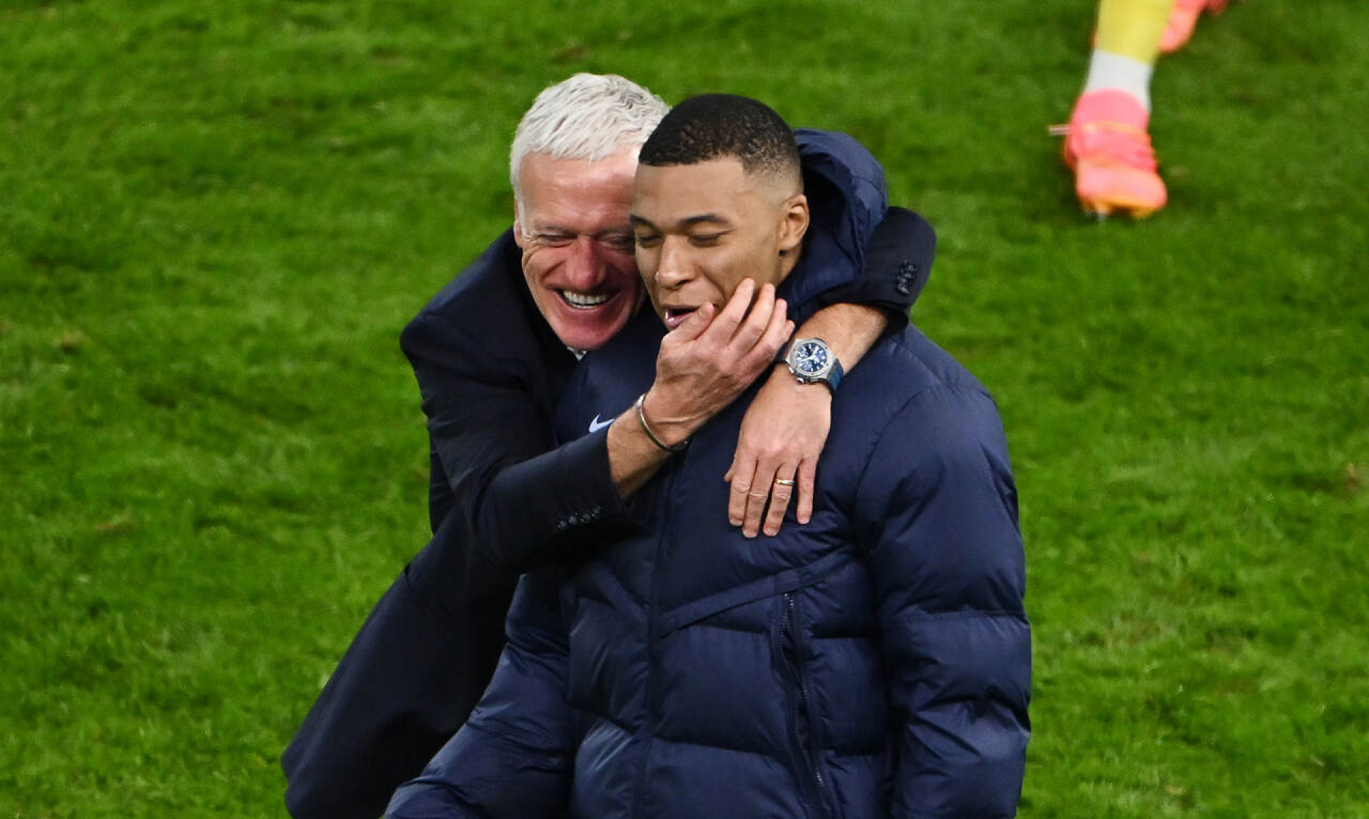 Mbapp&eacute; brinca e faz campanha contra Deschamps na It&aacute;lia: ”Contratem um italiano”