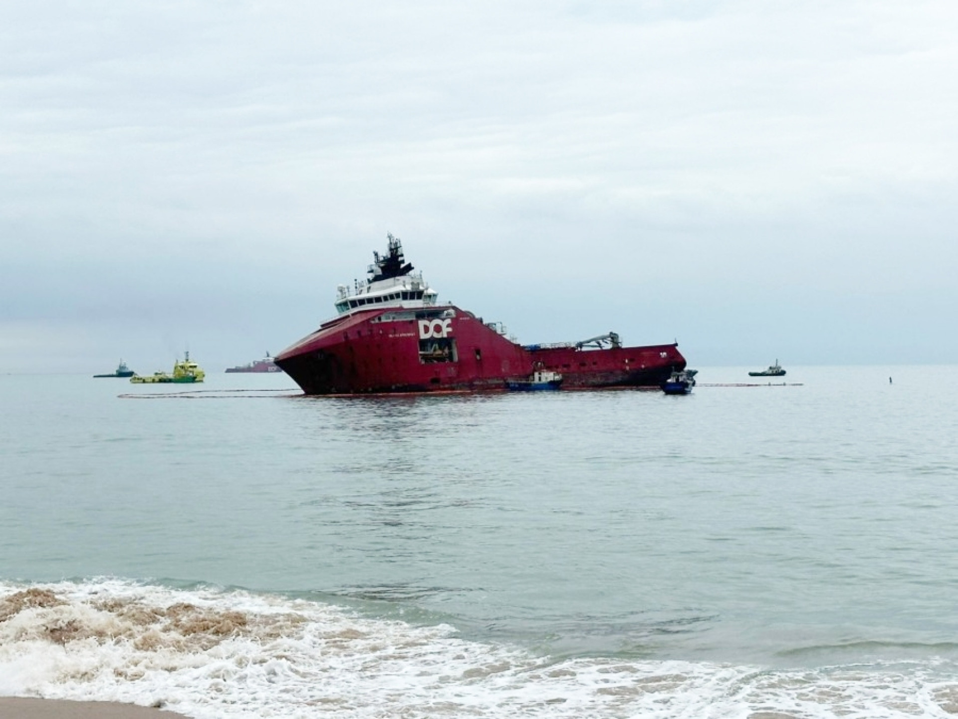 Rebocador encalhado na Praia Campista mantém alerta em Macaé