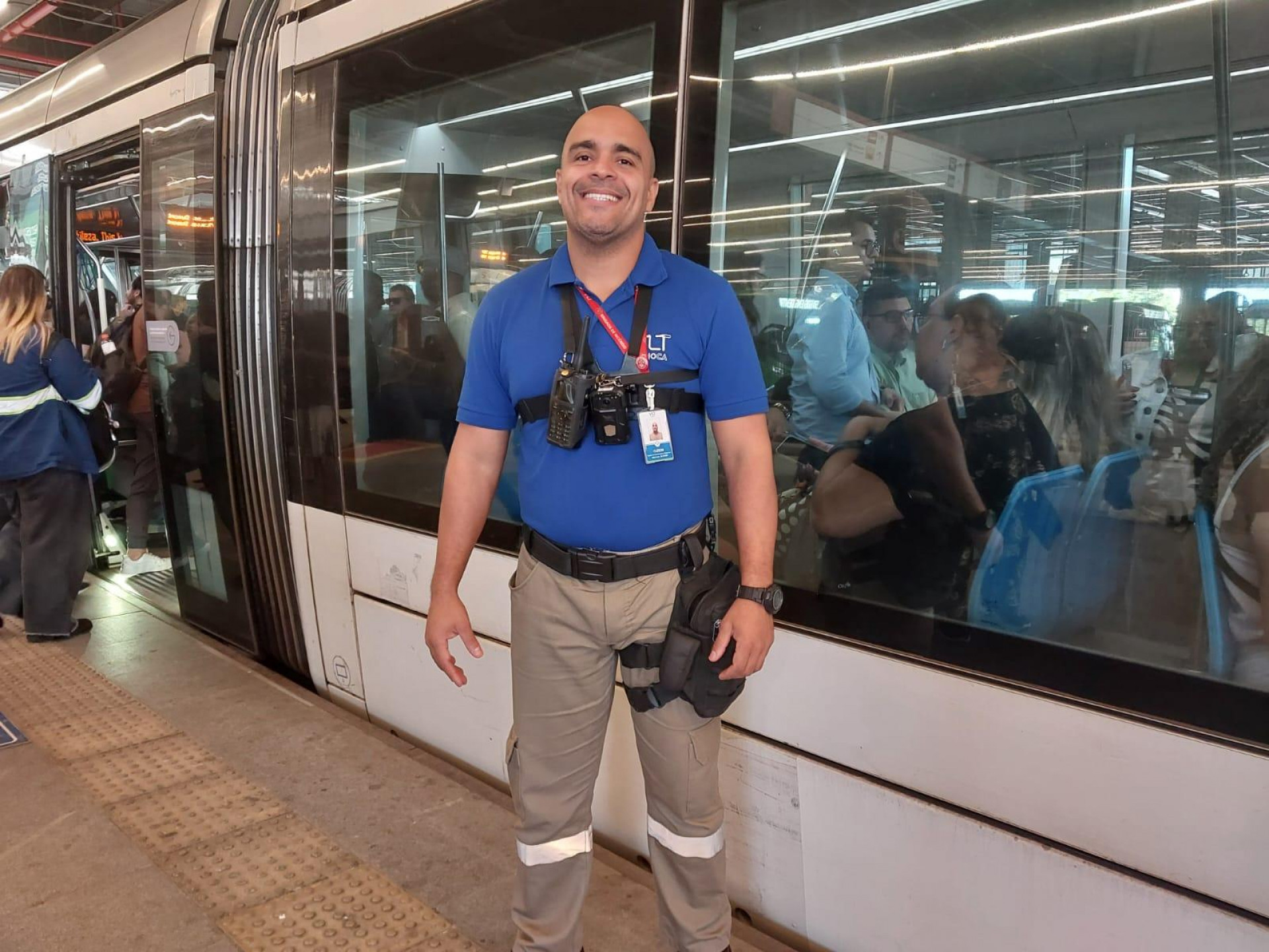 Cleidir Cunha dos Santos trabalha no VLT e, quando está de folga, também usa - Divulgação