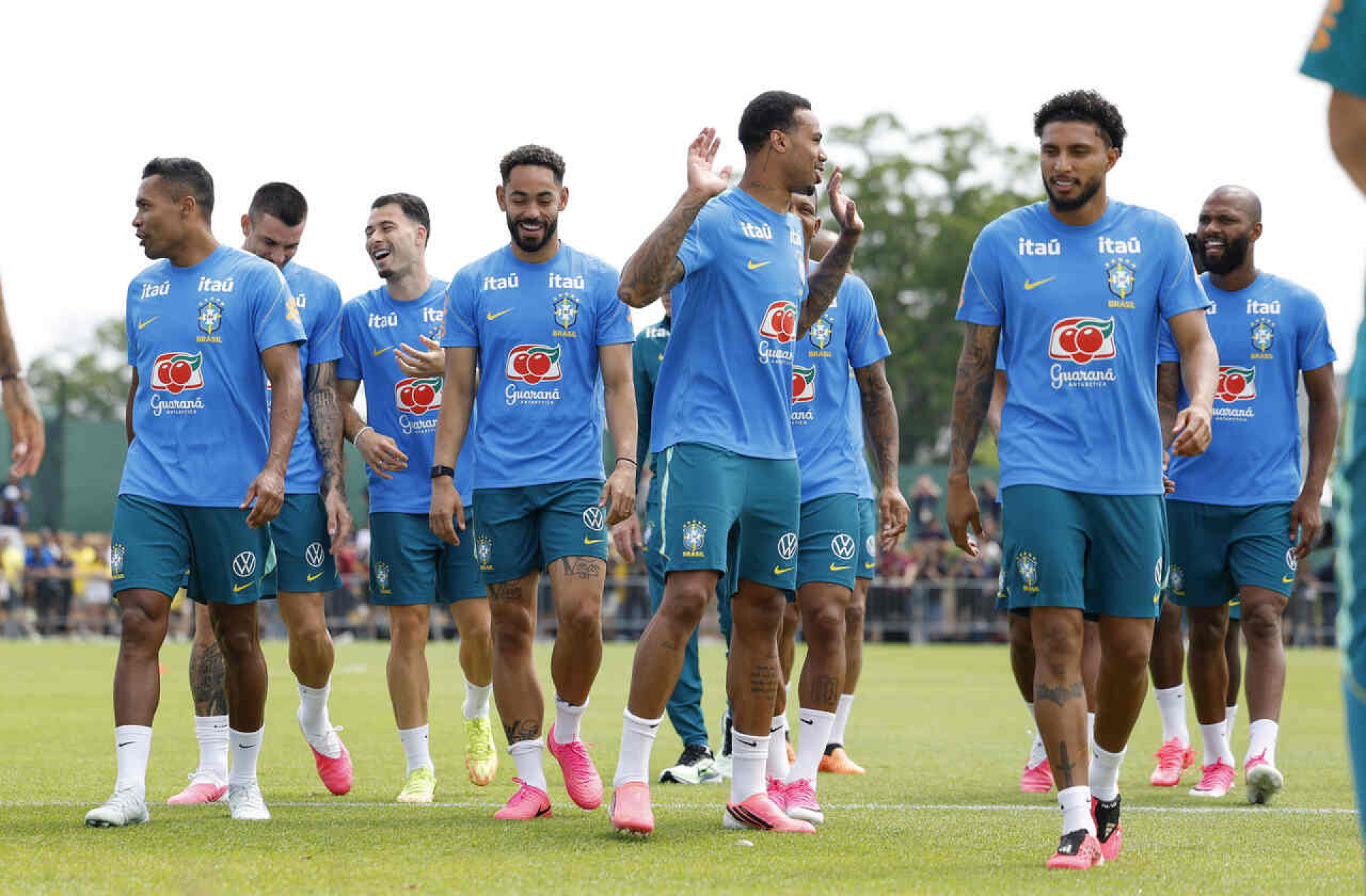Treino da sele&ccedil;&atilde;o tem descontra&ccedil;&atilde;o, aus&ecirc;ncia de Neymar e intensidade de Endrick