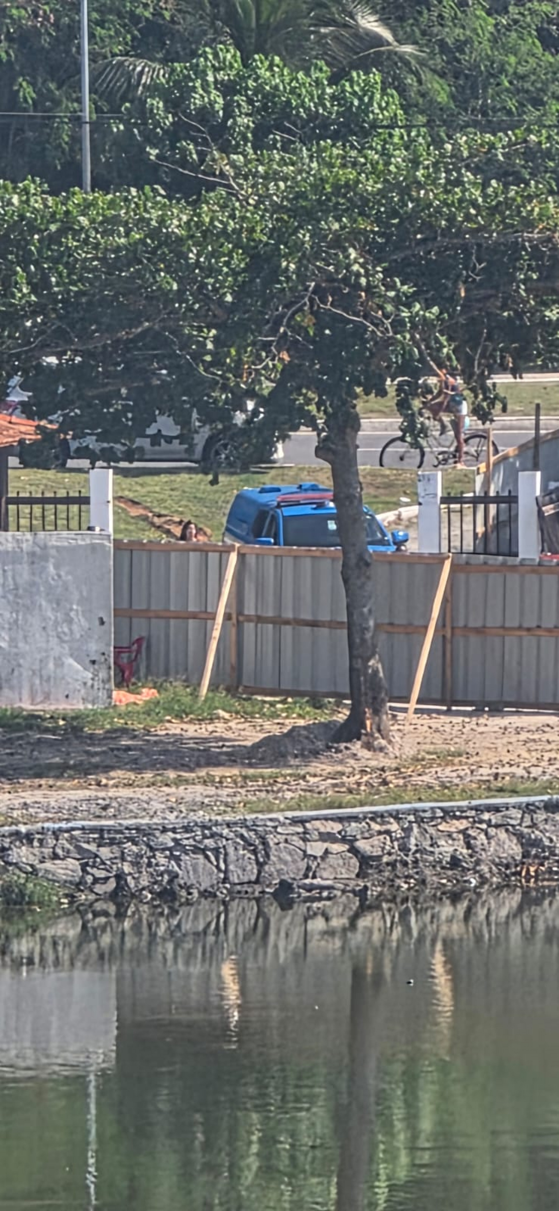 Suspeito invade escola durante perseguição policial e causa 