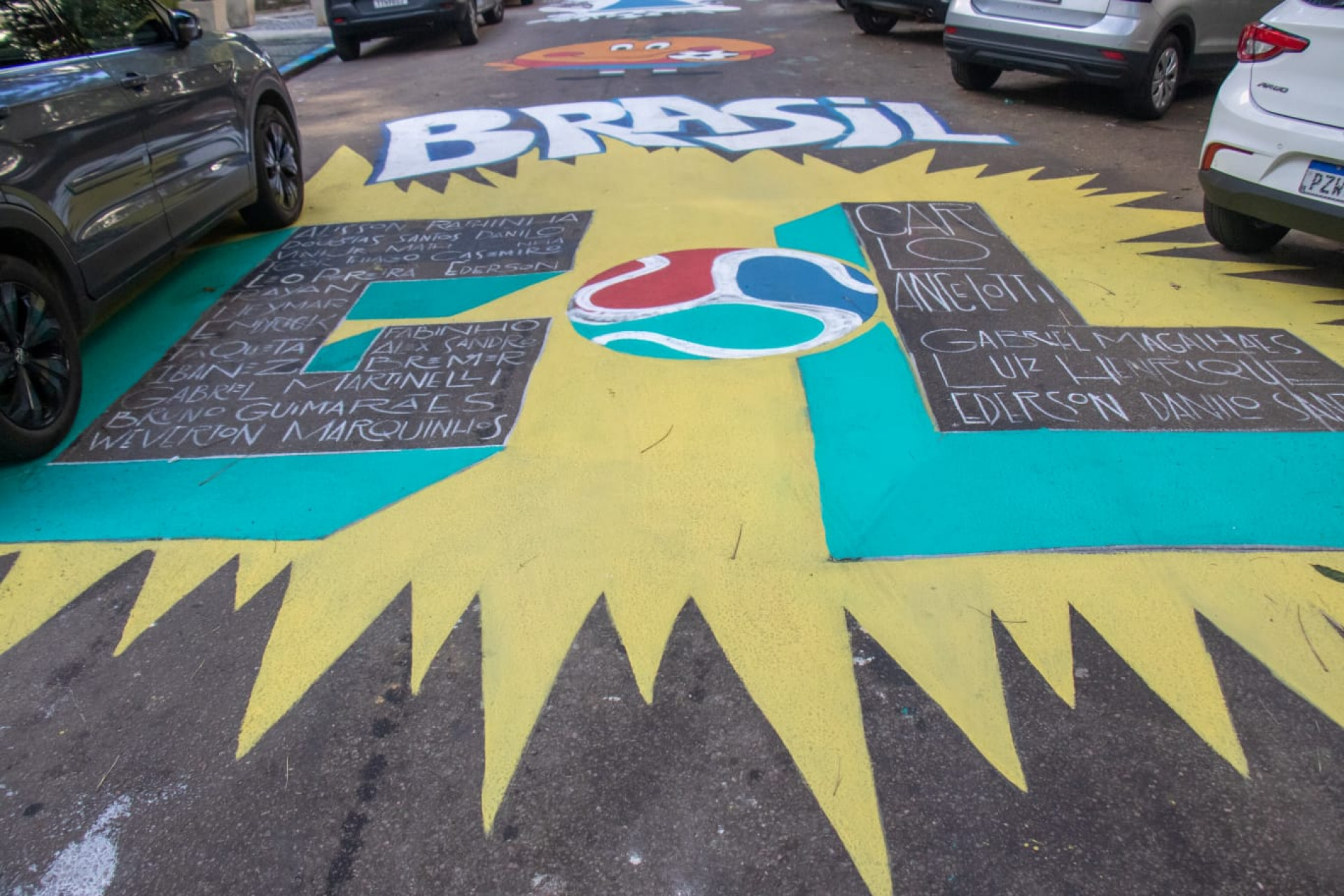 Rua General Glicério, em Laranjeiras, recebeu pintura para a Copa do Mundo - Érica Martin / Agência O Dia