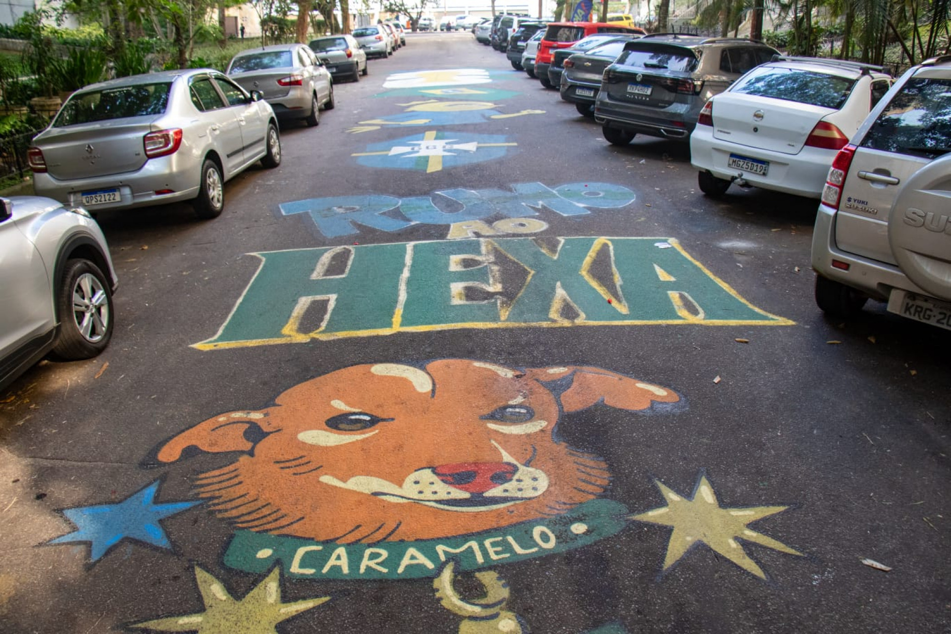 Rua General Glicério, em Laranjeiras, recebeu pintura para a Copa do Mundo - Érica Martin / Agência O Dia