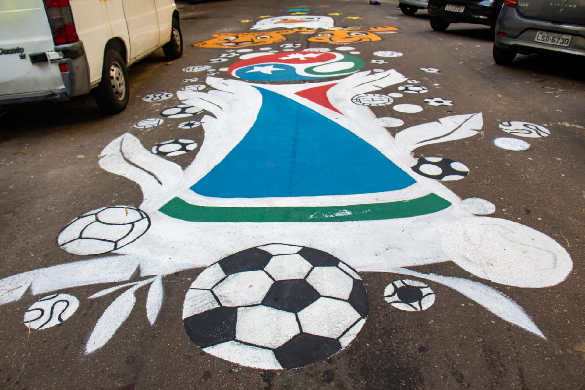 Rua General Glicério, em Laranjeiras, recebeu pintura para a Copa do Mundo - Érica Martin / Agência O Dia