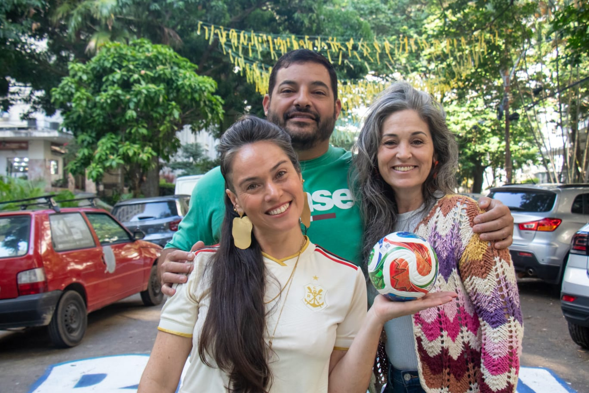 Clode Imperial, Adriana Wheeler e Rodrigo Mendes participaram da pintura da Rua General Glicério, em Laranjeiras - Érica Martin / Agência O Dia