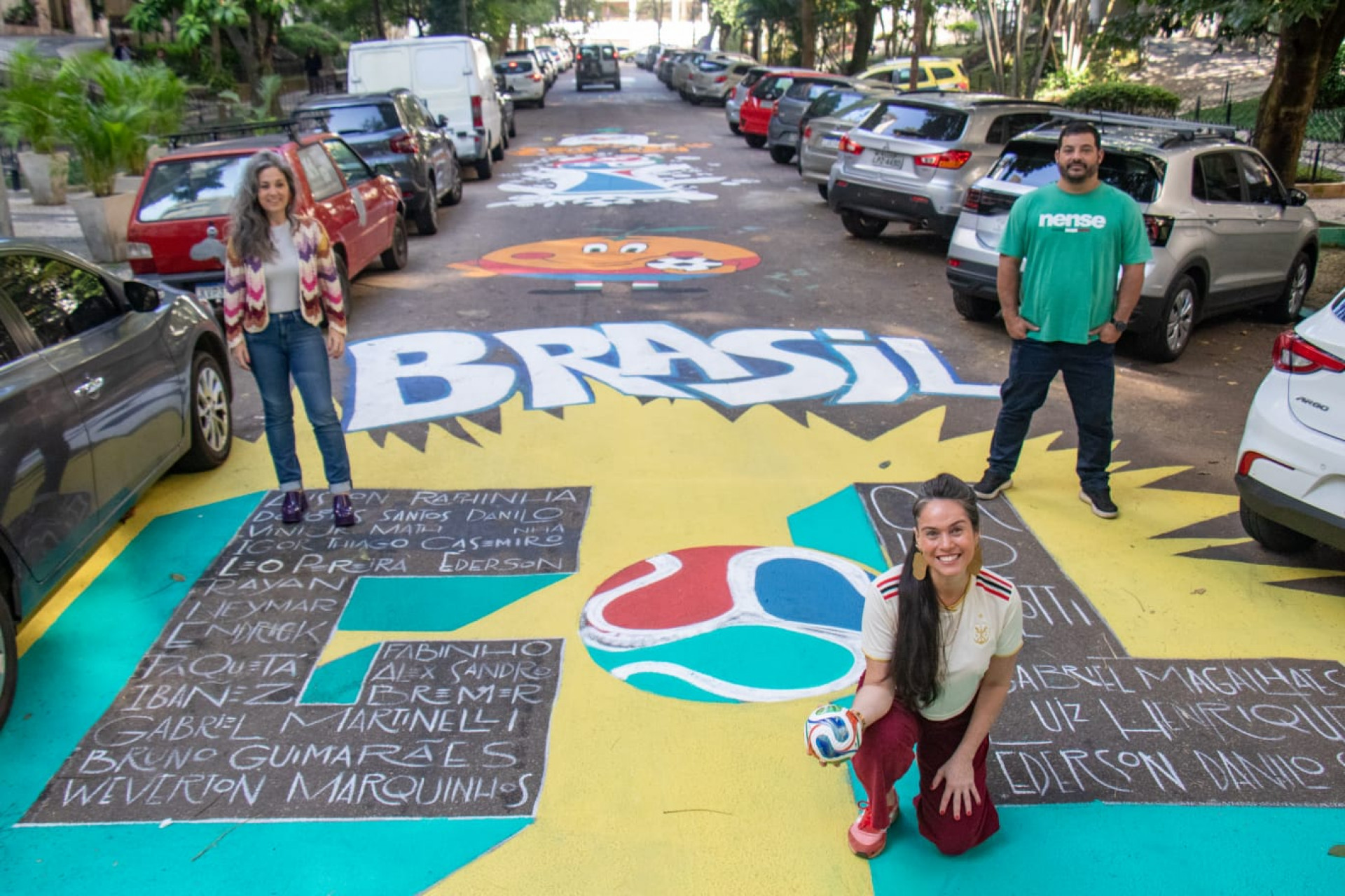 Clode Imperial, Adriana Wheeler e Rodrigo Mendes participaram da pintura da Rua General Glicério, em Laranjeiras - Érica Martin / Agência O Dia