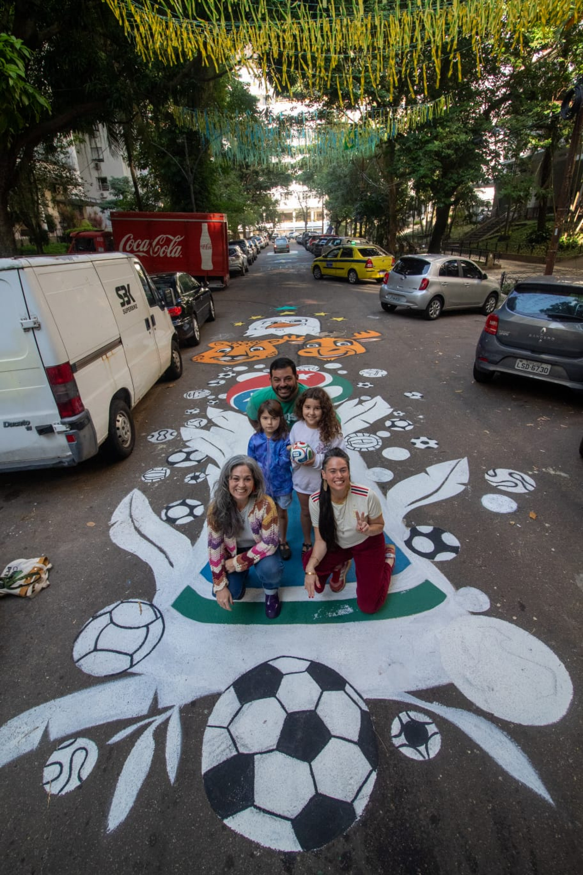 Pintura da Rua General Glicério, em Laranjeiras, contou com a ajuda de crianças do bairro - Érica Martin / Agência O Dia