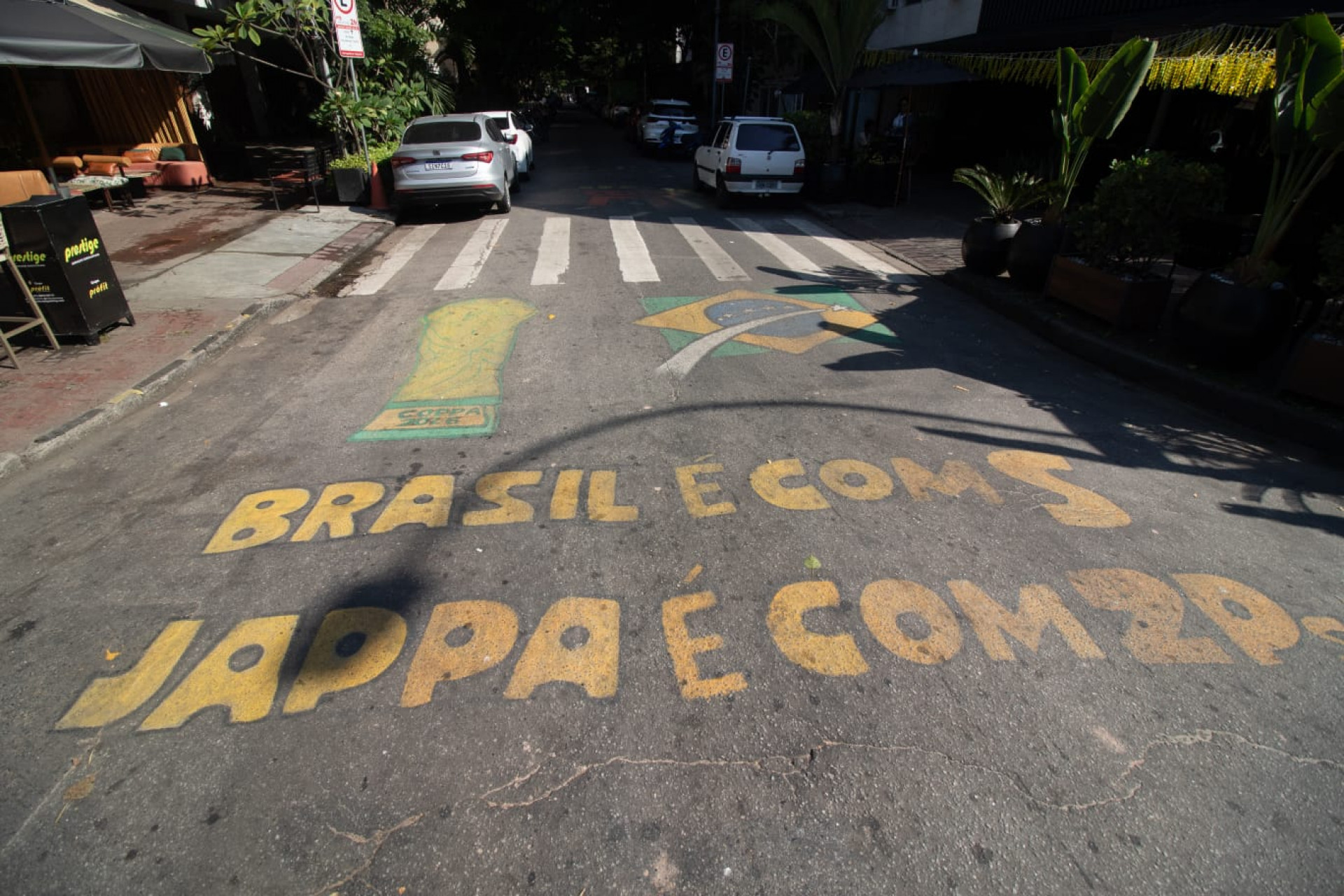 Rua Barão da Torre, em Ipanema, recebeu pintura para a Copa do Mundo - Érica Martin / Agência O Dia