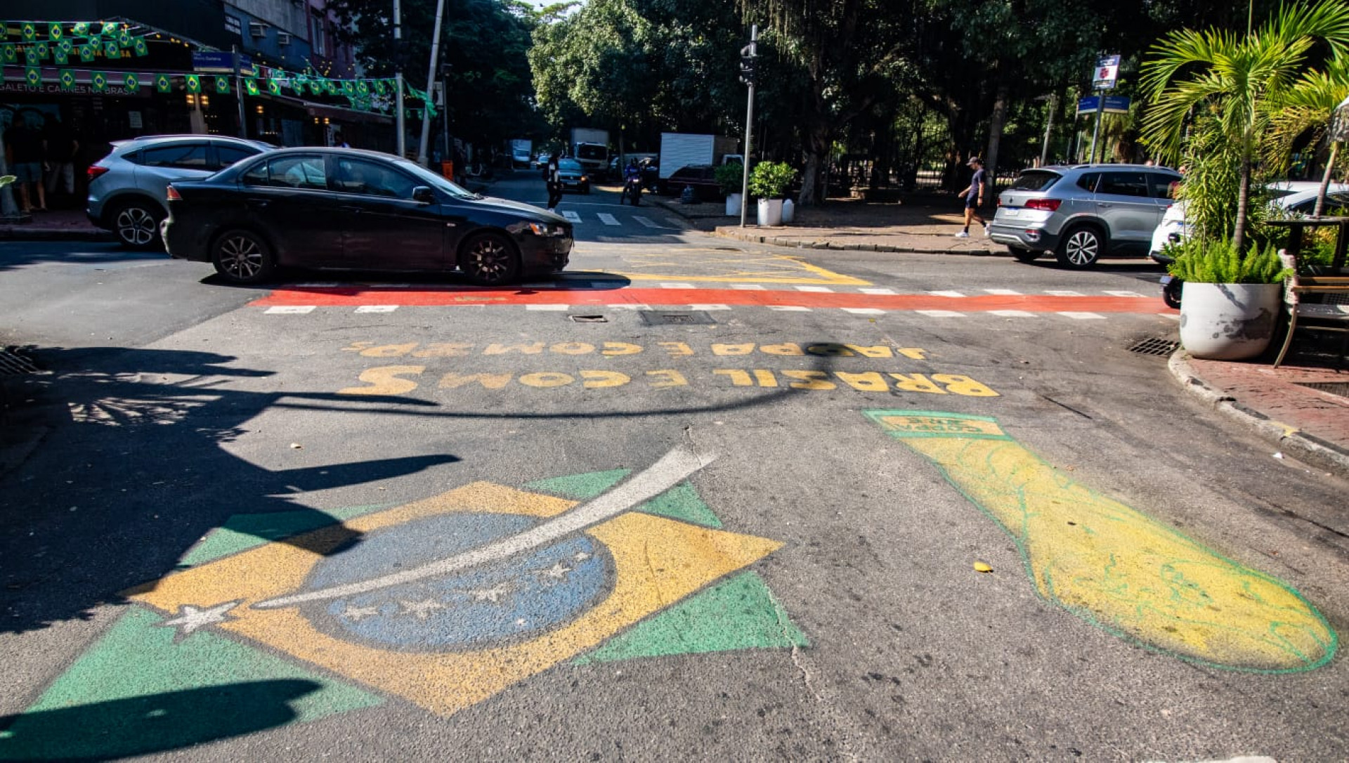 Rua Barão da Torre, em Ipanema, recebeu pintura para a Copa do Mundo - Érica Martin / Agência O Dia
