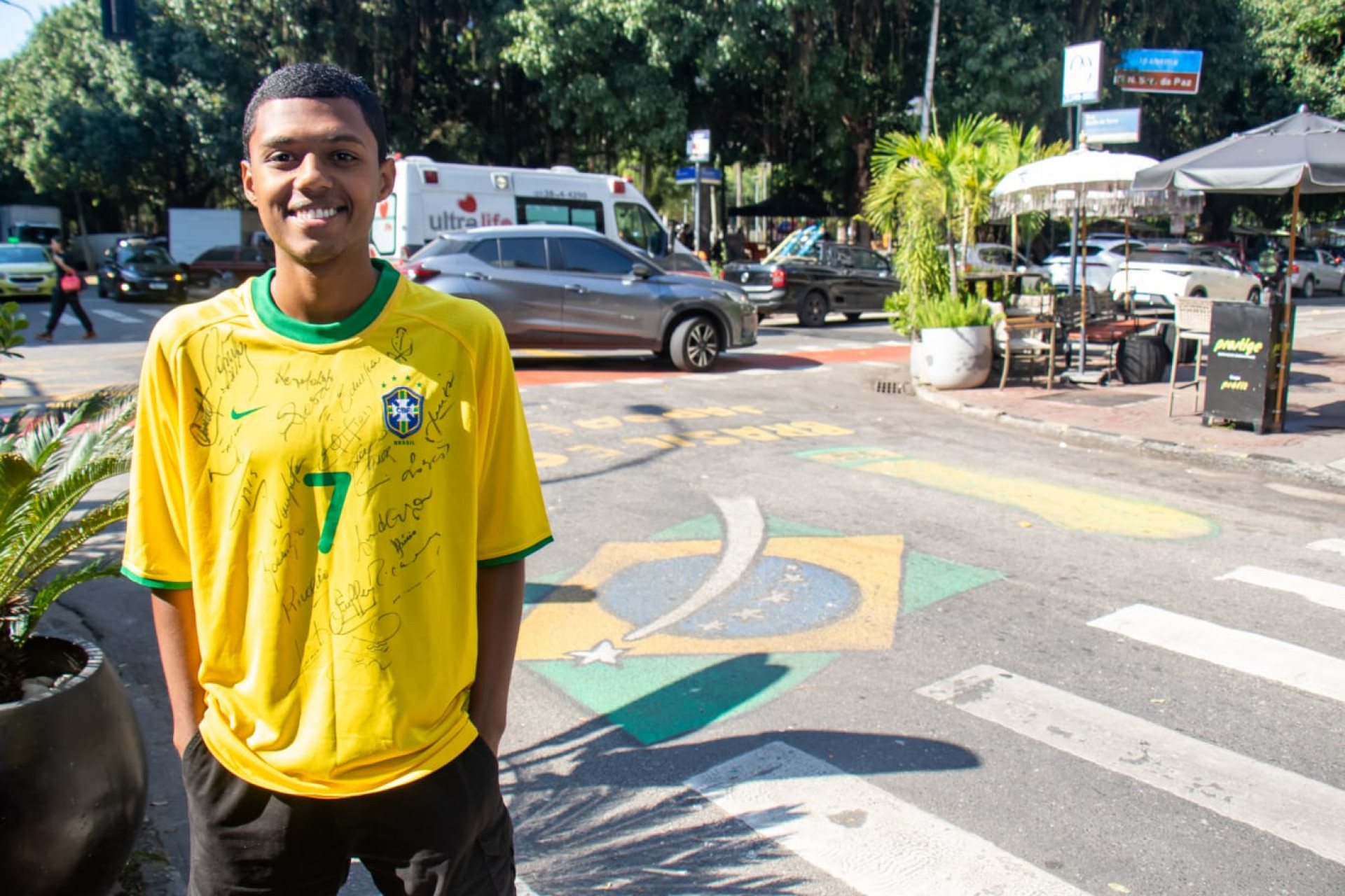 Influenciador Laurinho participou da pintura da Rua Barão da Torre, em Ipanema - Érica Martin / Agência O Dia