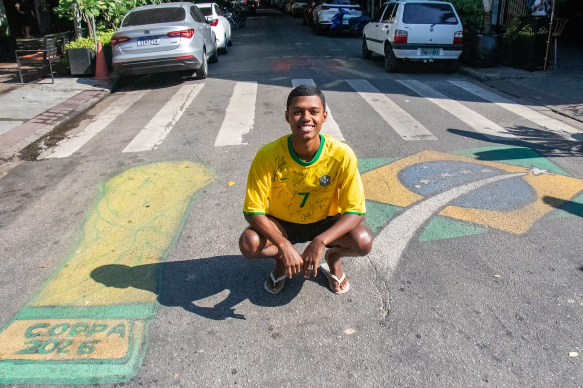 Influenciador Laurinho participou da pintura da Rua Barão da Torre, em Ipanema - Érica Martin / Agência O Dia