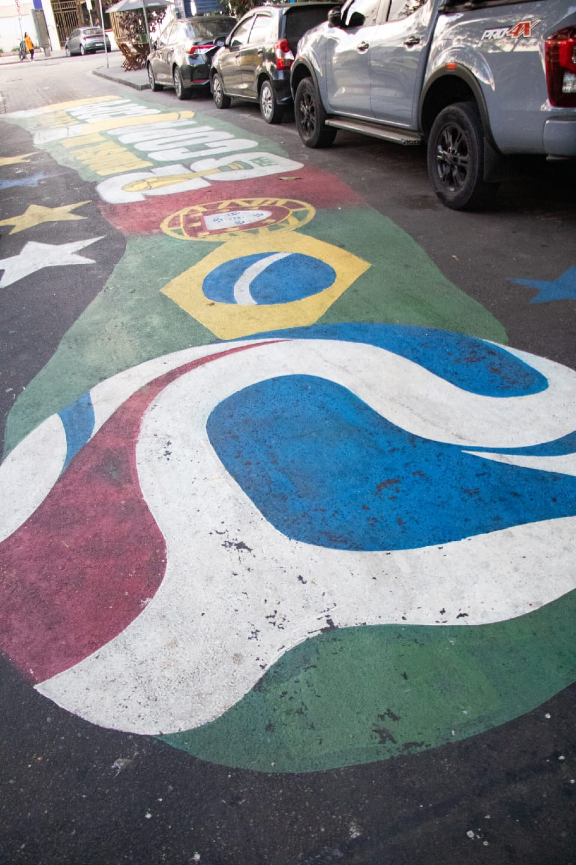 Travessa Tamoios, no Flamengo, recebeu pintura para a Copa do Mundo - Érica Martin / Agência O Dia