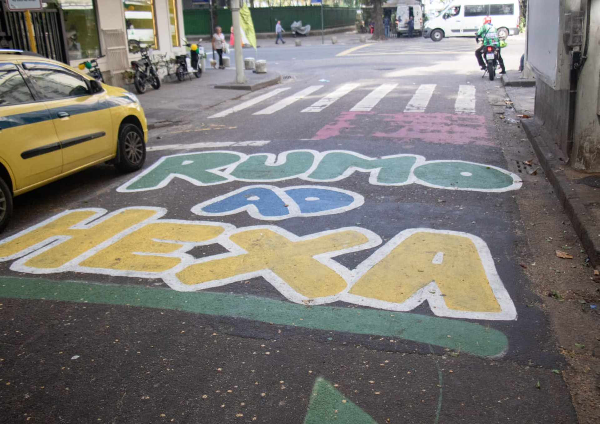 Rua Ronald de Carvalho, em Copacabana, recebeu pintura para a Copa do Mundo - Érica Martin / Agência O Dia
