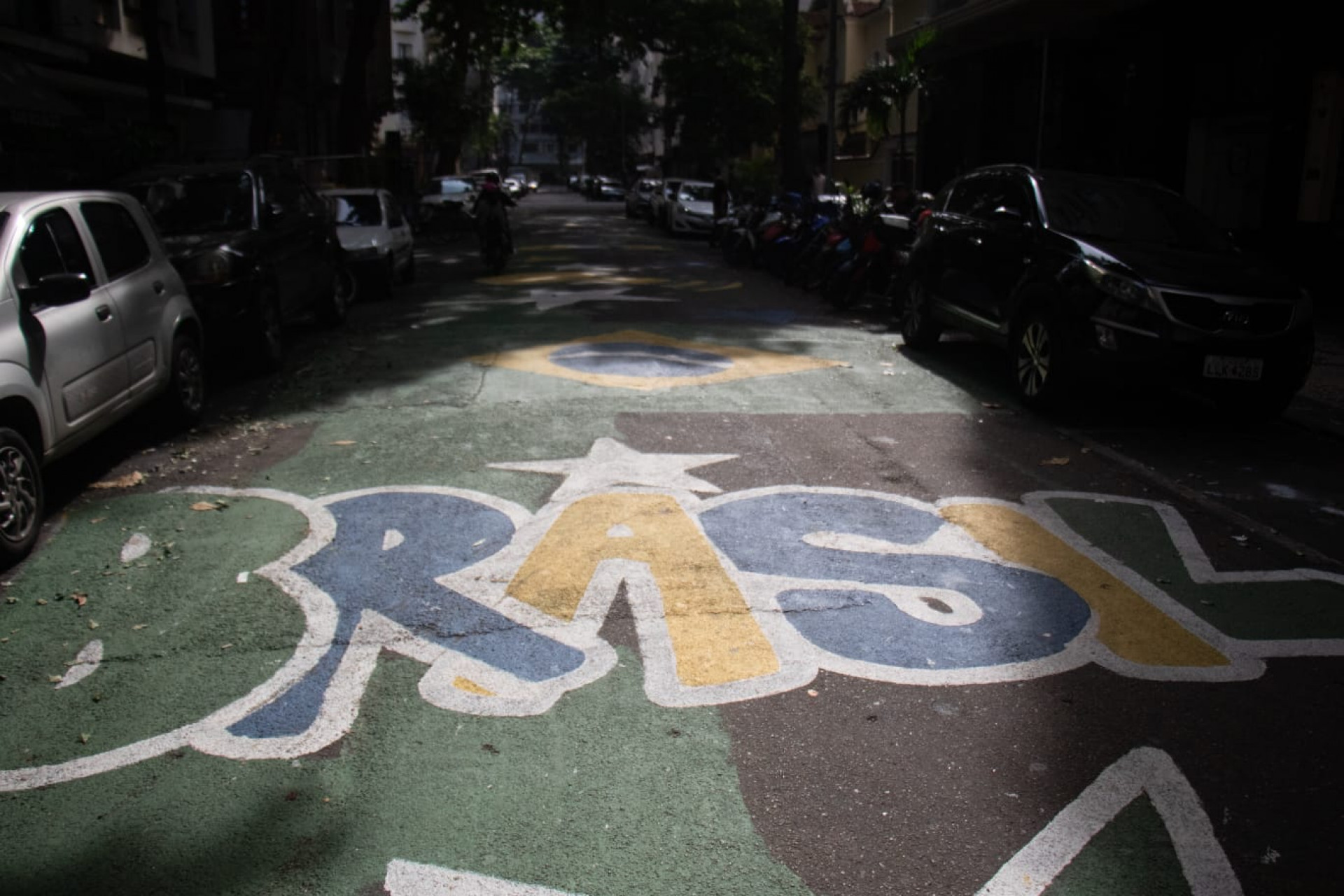 Rua Ronald de Carvalho, em Copacabana, recebeu pintura para a Copa do Mundo - Érica Martin / Agência O Dia