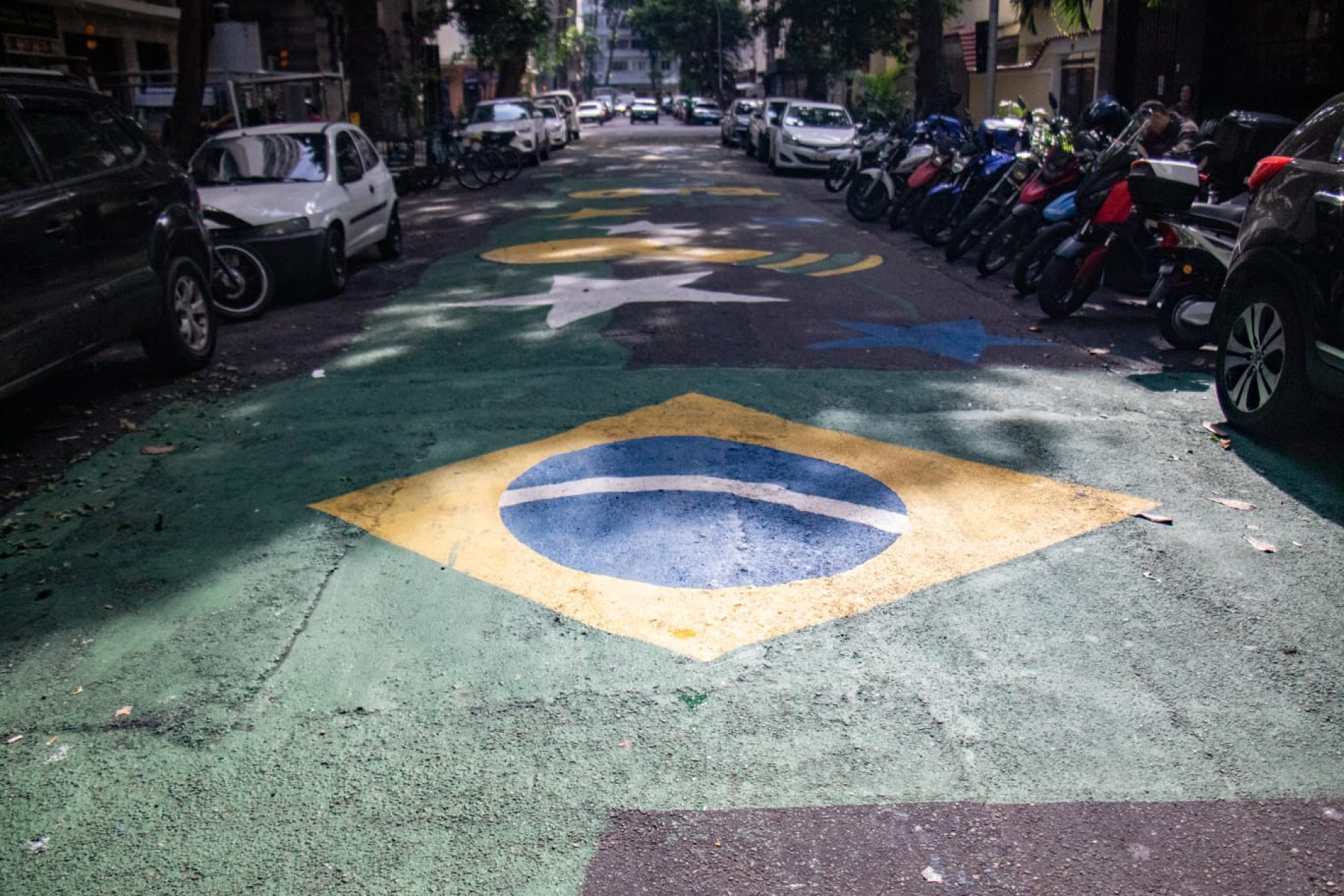 Rua Ronald de Carvalho, em Copacabana, recebeu pintura para a Copa do Mundo - Érica Martin / Agência O Dia