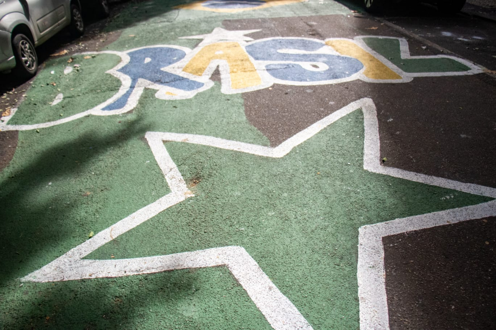 Rua Ronald de Carvalho, em Copacabana, recebeu pintura para a Copa do Mundo - Érica Martin / Agência O Dia