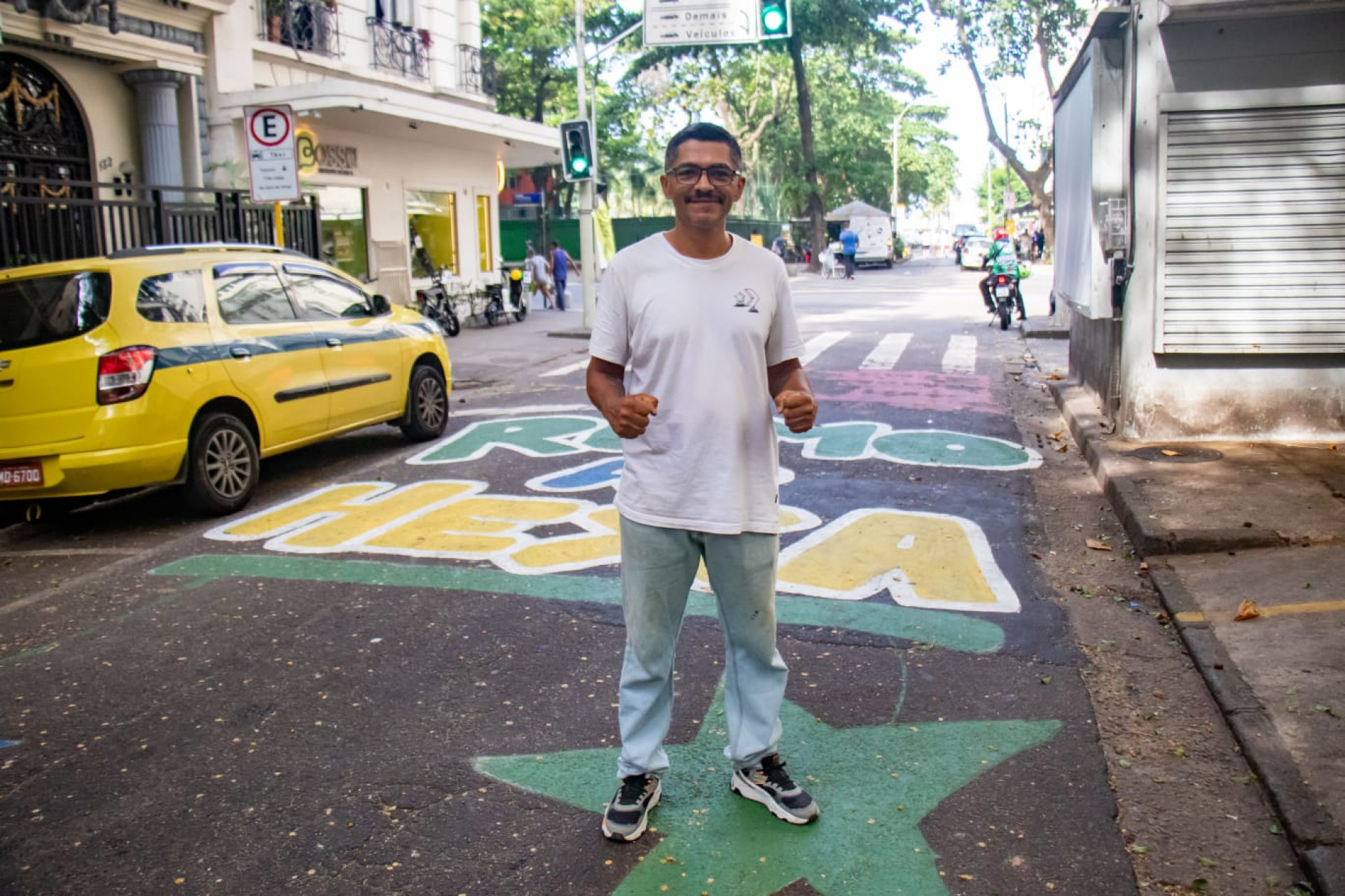 Leandro Tick participou da pintura da Rua Ronald de Carvalho, em Copacabana - Érica Martin / Agência O Dia