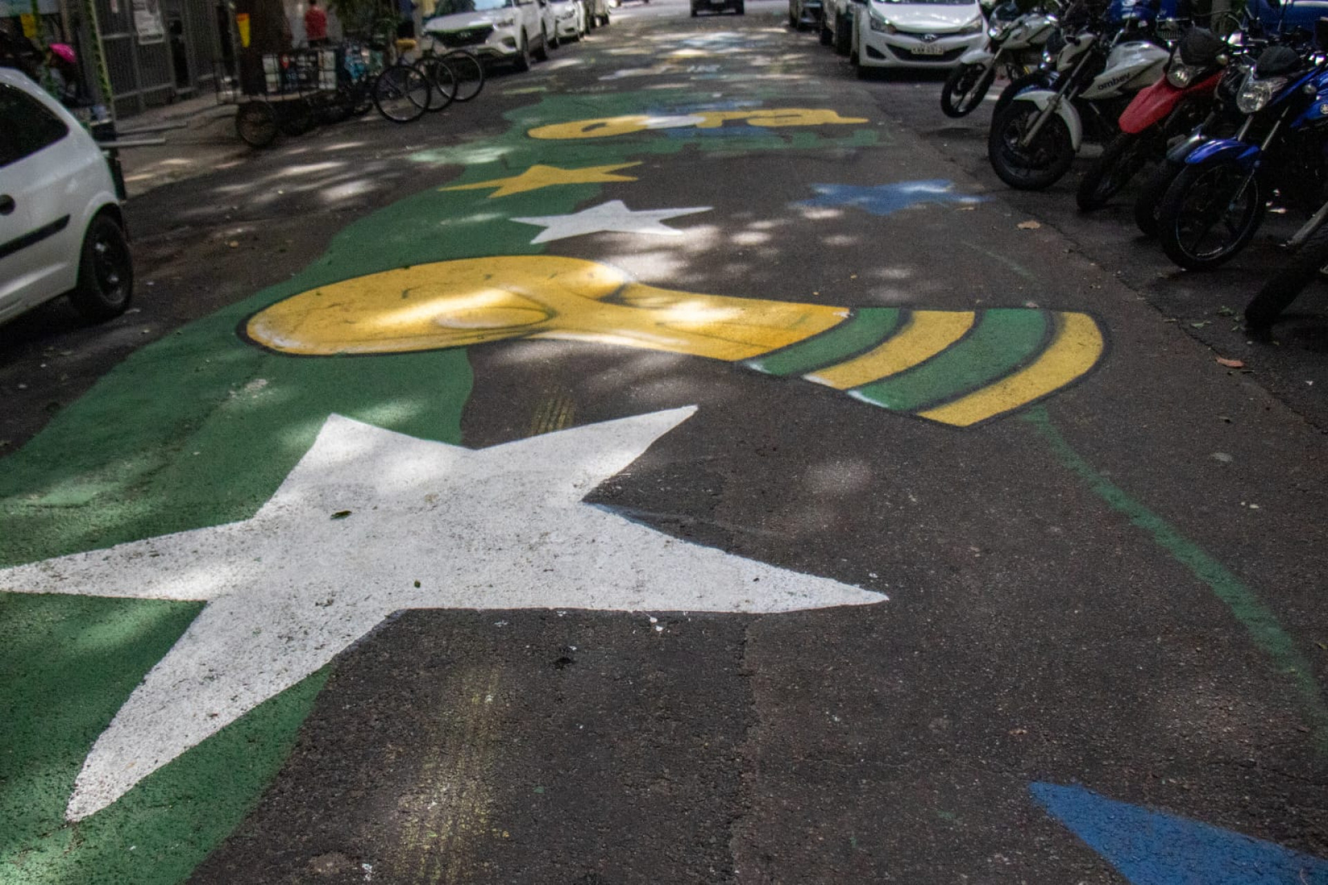 Rua Ronald de Carvalho, em Copacabana, recebeu pintura para a Copa do Mundo - Érica Martin / Agência O Dia