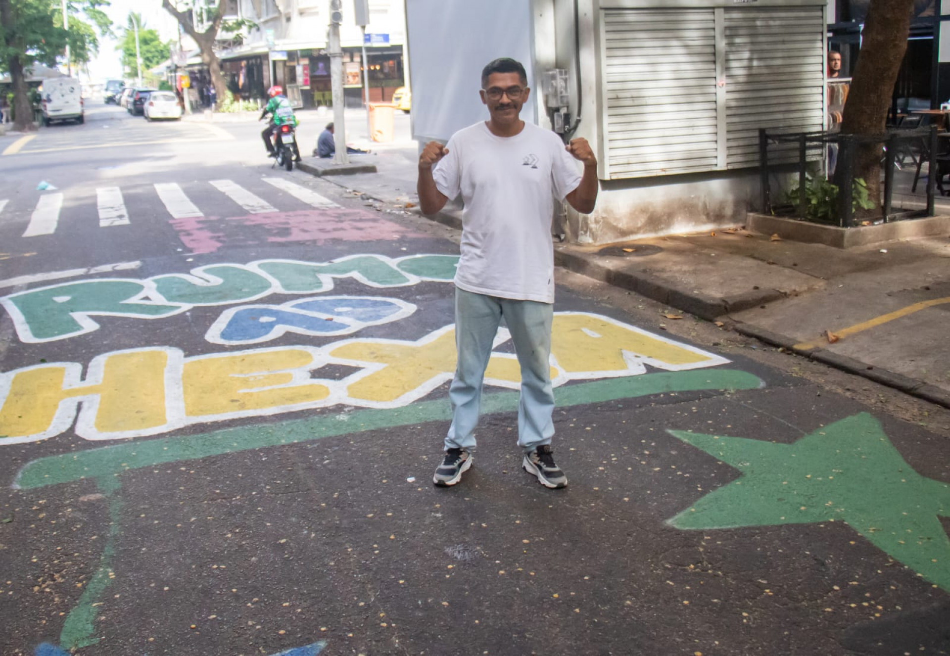 Leandro Tick participou da pintura da Rua Ronald de Carvalho, em Copacabana - Érica Martin / Agência O Dia
