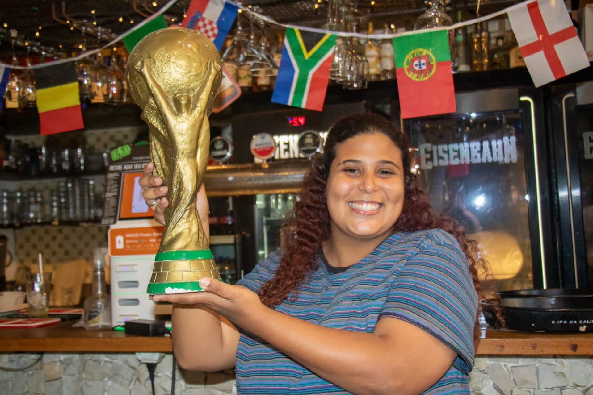 Vivian Martins é filha do dono do bar Os Imortais, em Copacabana - Érica Martin / Agência O Dia