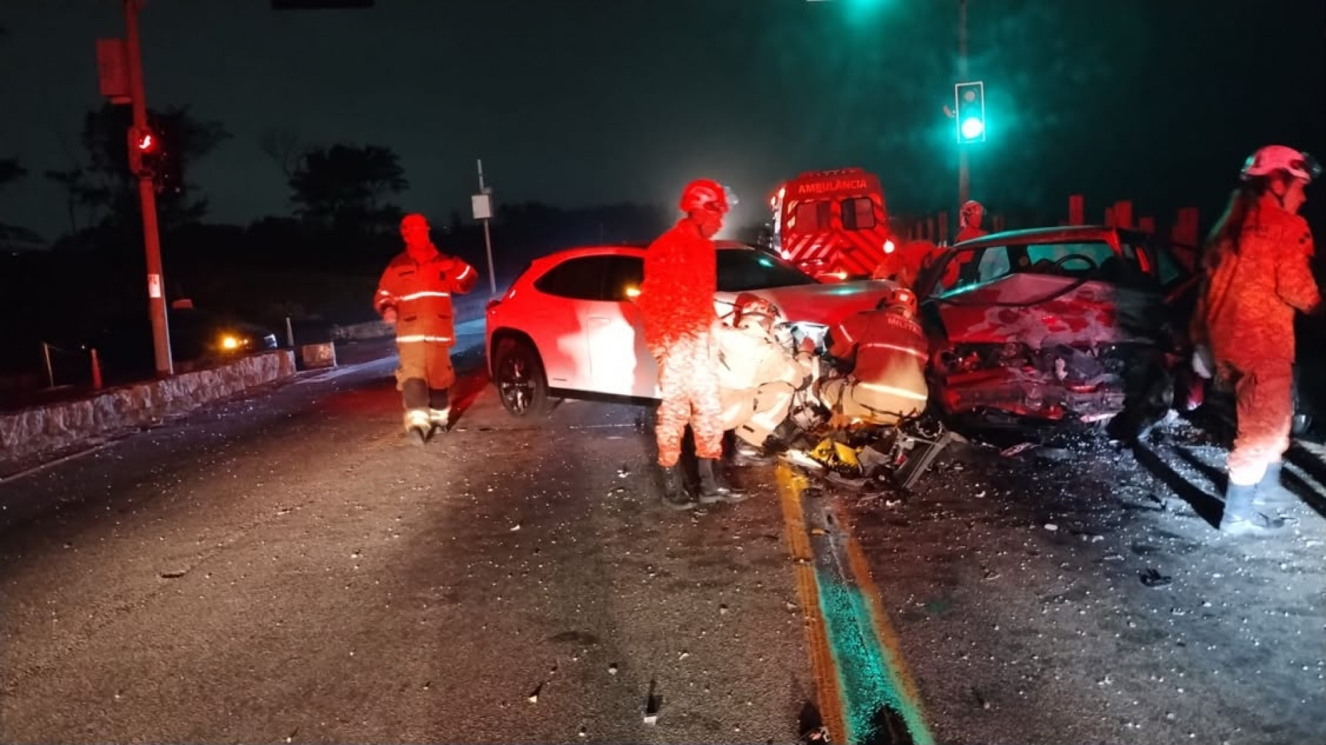 Batida frontal entre dois carros deixa quatro feridos no Recreio