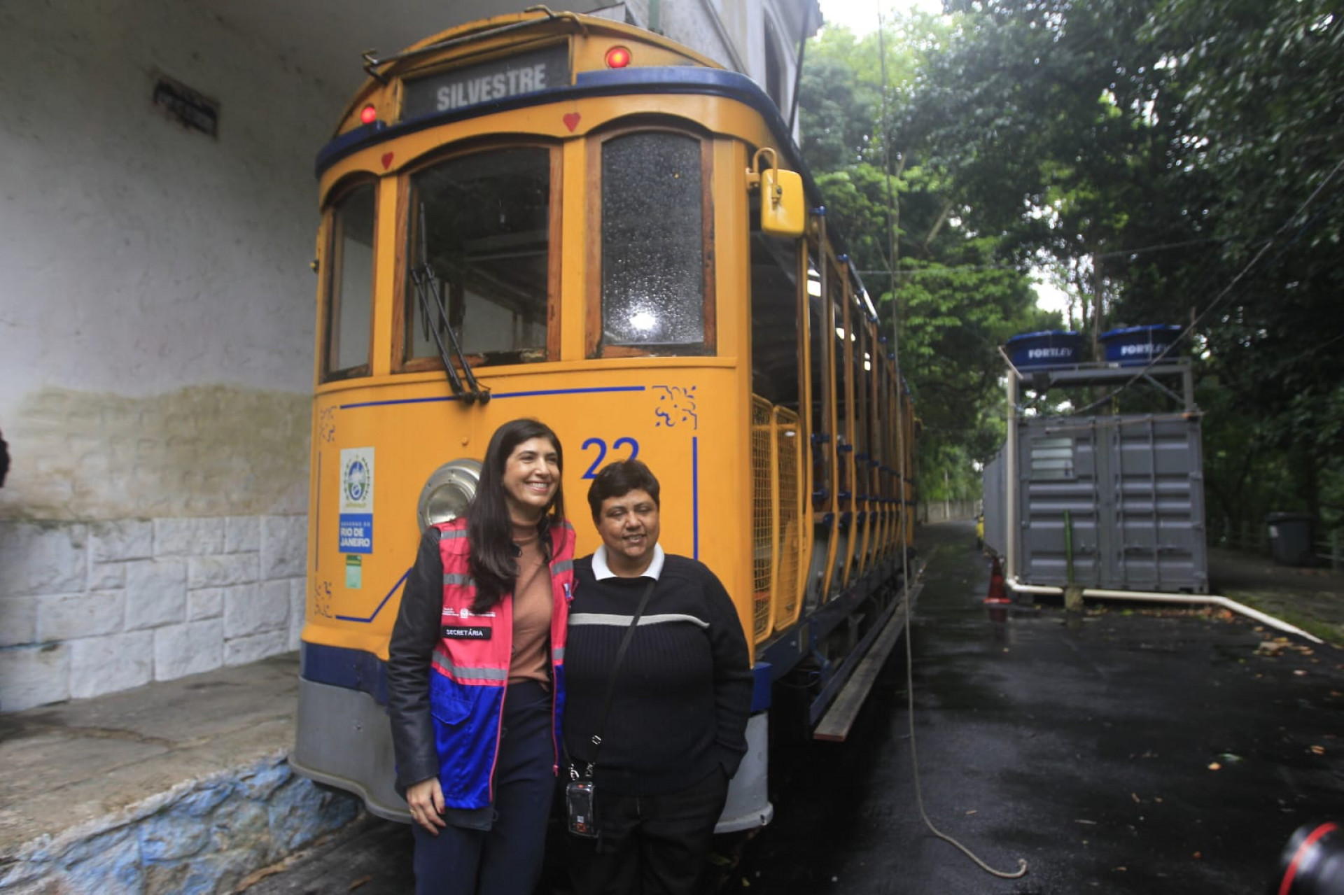 Na foto, a secretária de Transporte, Priscila Sakalem (à esquerda) e a motorneira Márcia de Souza (à direita) - Reginaldo Pimenta/Agência O Dia