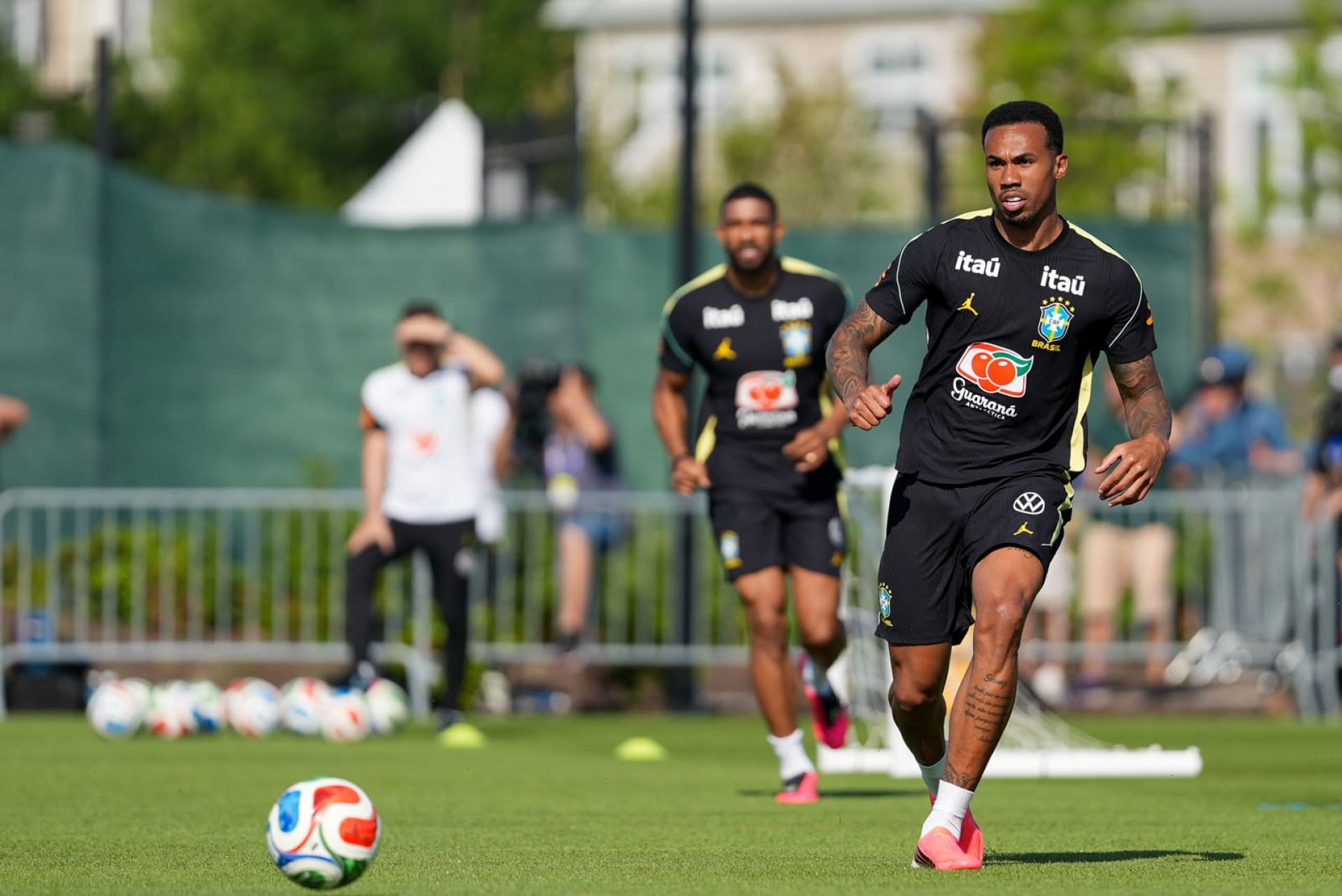 Zagueiro da Seleção entra no top 10 de melhores jogadores da