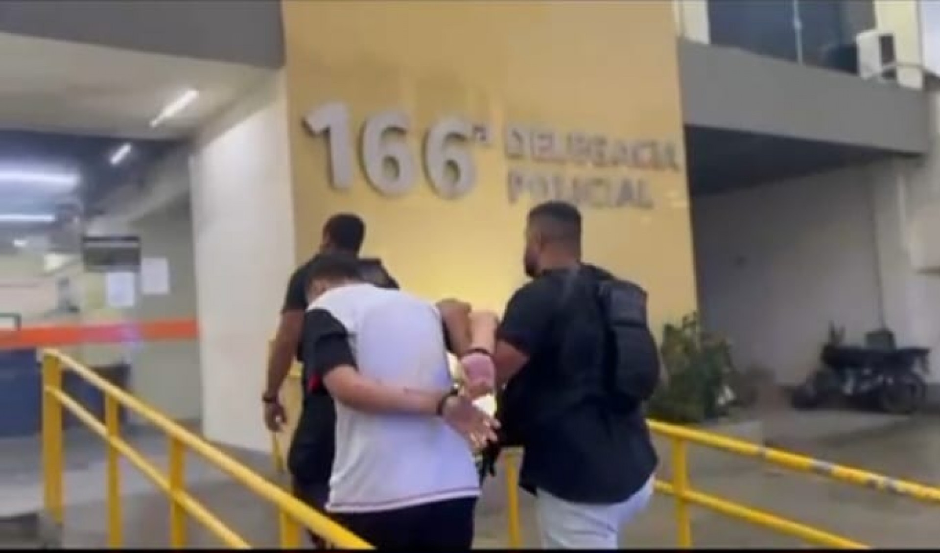 Foragido condenado a 10 anos por roubo de veículo é preso em