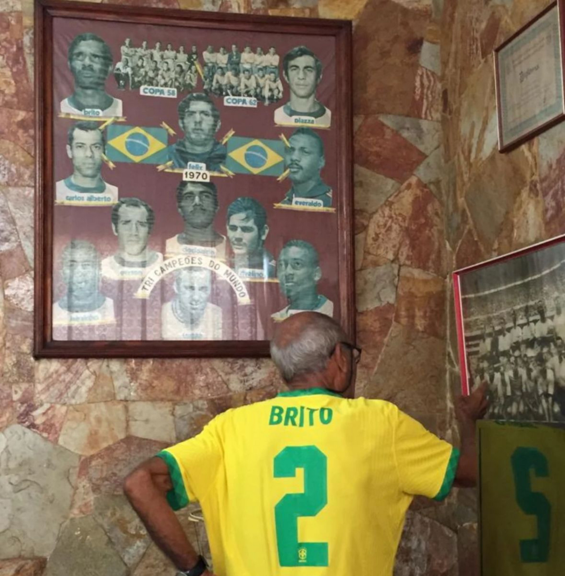 Morre Brito, zagueiro campeão com a seleção brasileira na Co
