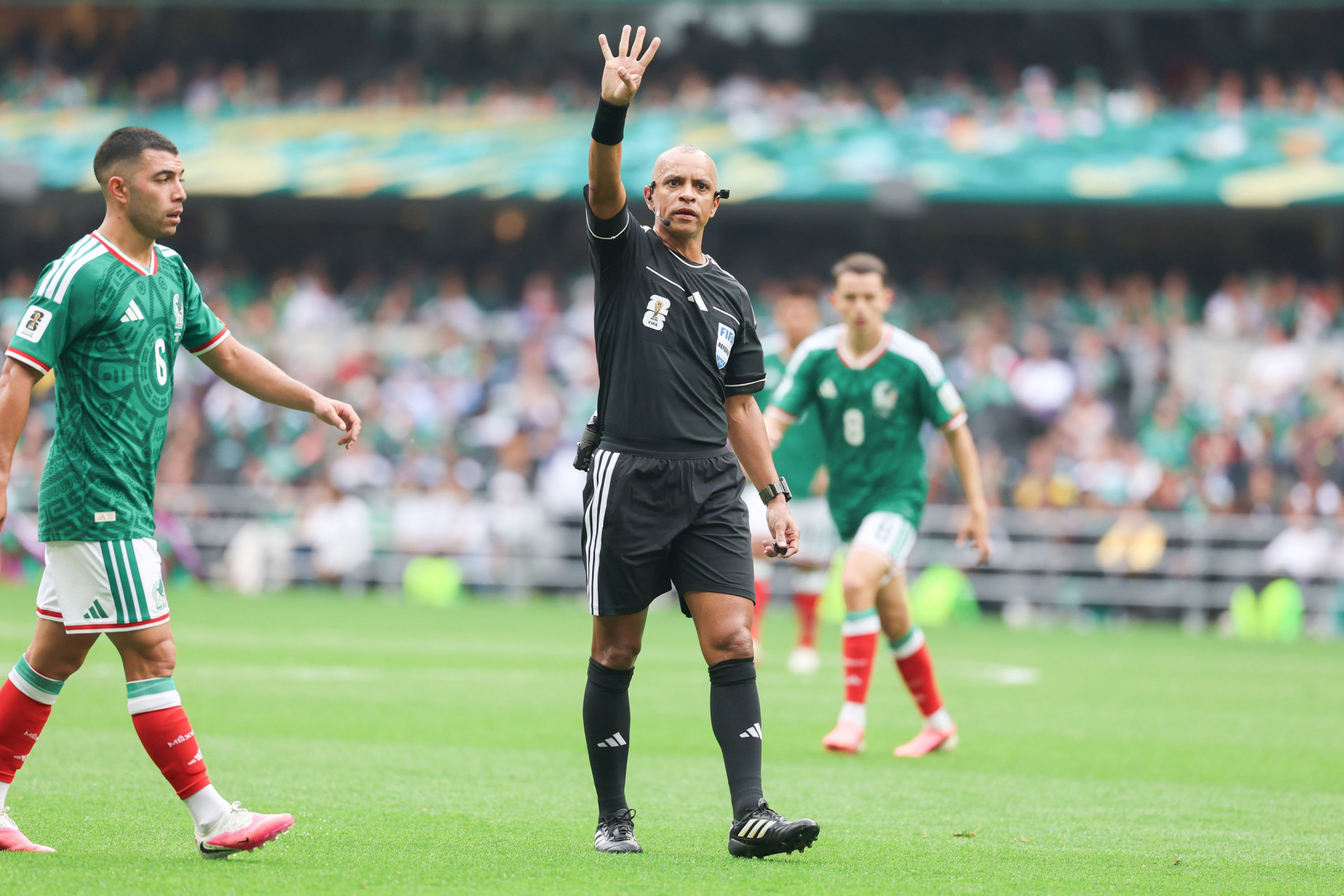 O árbitro Wilton Pereira Sampaio durante a partida entre México e África do Sul, válida pela fase de grupos da Copa do Mundo FIFA de 2026, no Estádio Azteca, na Cidade do México, México, na quinta-feira, 11 de junho de 2026. - William Volcov/Agência O Dia