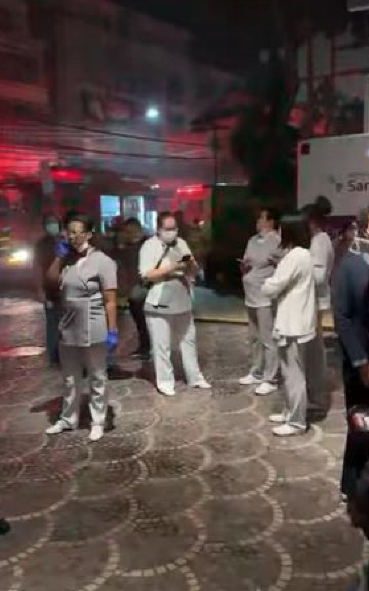 Pacientes e funcion&aacute;rios precisaram deixar o local para trabalho dos Bombeiros - Ana Fernanda Freire