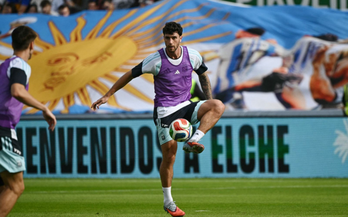 O zagueiro Marcos Senesi foi convocado para defender a Argentina na Copa do Mundo. Ele foi chamado para substituir Leonardo Balerdi, que ficou fora do torneio devido a uma lesão muscular