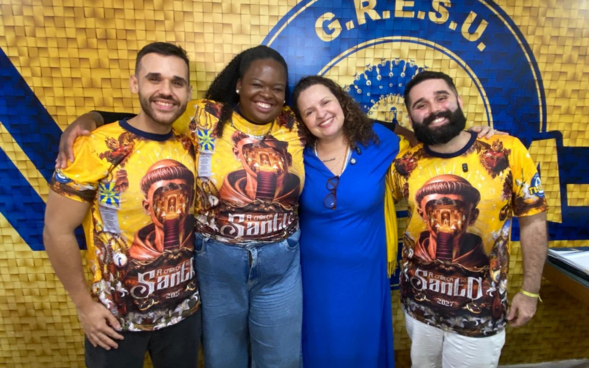 Socorro Acioli, autora do livro \'A Cabeça do Santo\', posa com carnavalesco e enredistas da escola