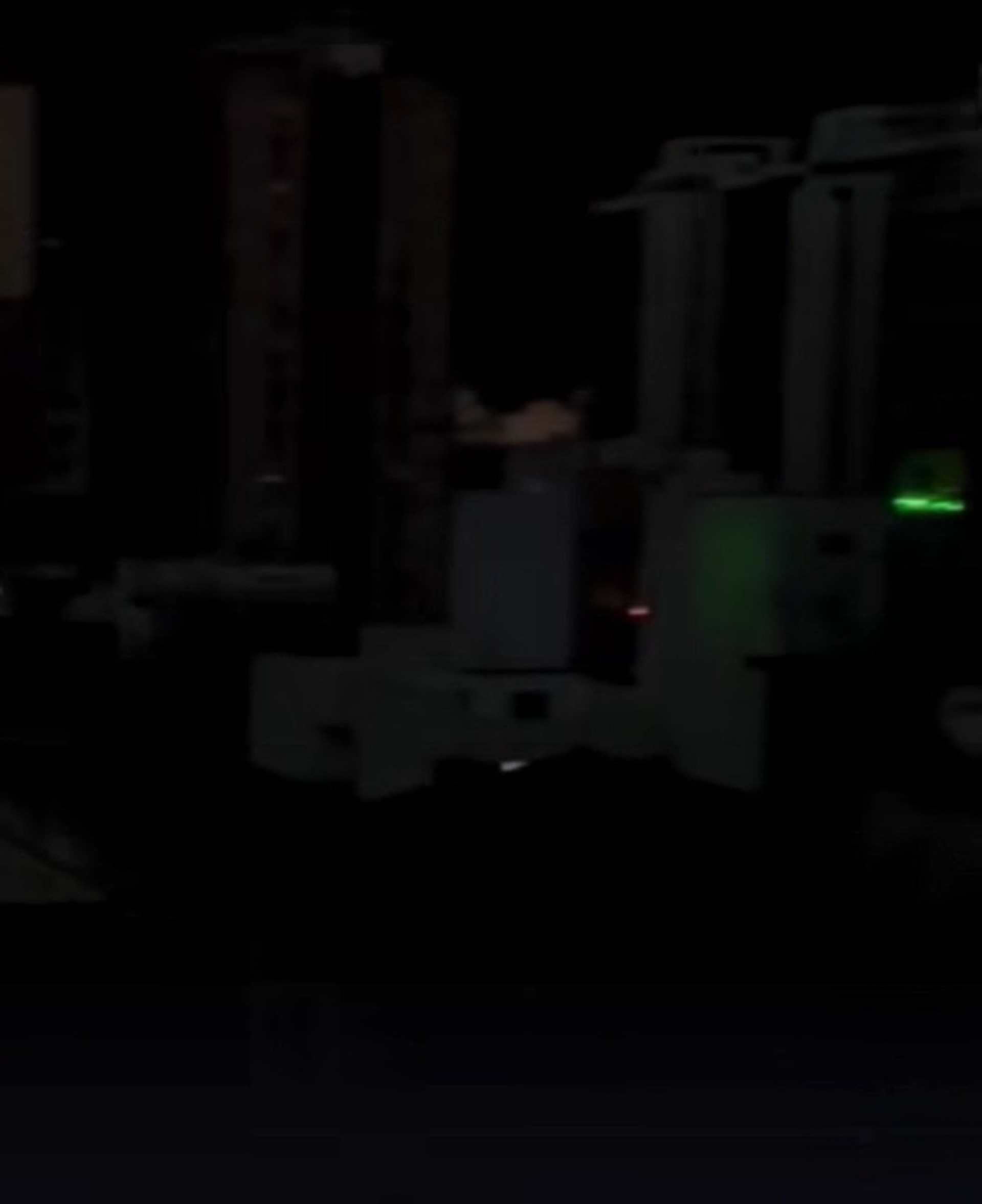 Imagens compartilhadas por moradores mostraram ruas e estabelecimentos comerciais sem iluminação durante o período da ocorrência