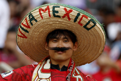 Torcidas de México e Coreia do Sul reforçam amizade com festas depois de vitórias na Copa