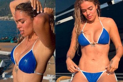 De biquíni, Karol G se refresca em ducha e ostenta boa forma 