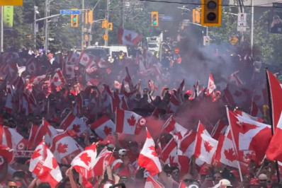 Torcidas de Canadá e Bósnia fazem marcha ao estádio da estreia na Copa
