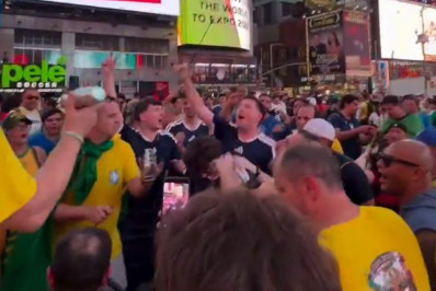 Brasileiros cantam John Lennon com escoceses em roda de samba nos EUA